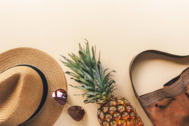 Kadınların yaz aksesuarları, el çantası ve ananas. Güzellik, moda, yaz tatili konsepti. Üst görünüm, düz görünüm, kopyalama alanı