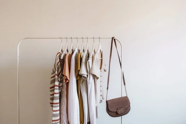 Estante con ropa de verano elegante para mujer y bolso. Concepto para tienda, belleza, moda — Foto de Stock