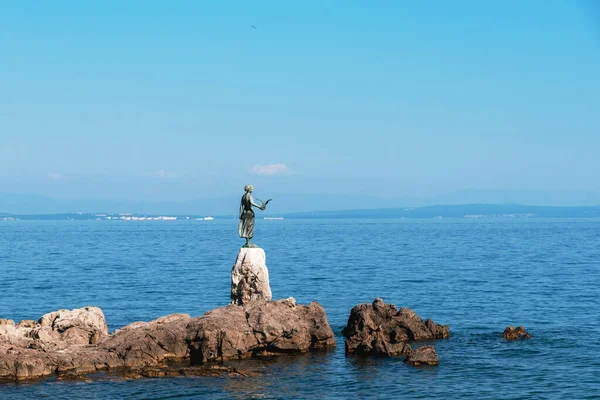 Escultura Niña Con Gaviota Mano Orilla Opatija Croacia — Foto de Stock