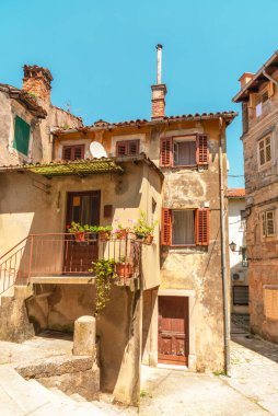 Hırvatistan 'ın Lovran kentinde eski ve güzel binalar.