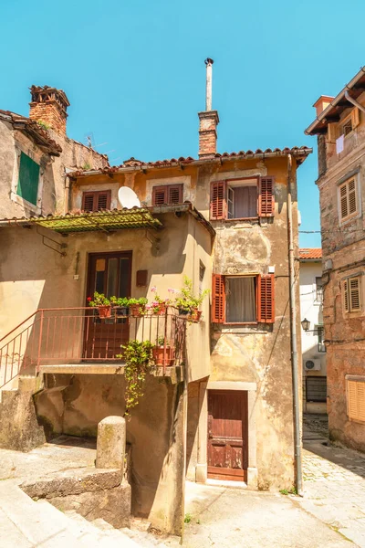 Hırvatistan 'ın Lovran kentinde eski ve güzel binalar.