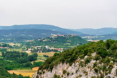 Hırvatistan 'daki dağların panoramik manzarası ve ünlü bir turizm beldesi olan eski güzel Buzet kasabası