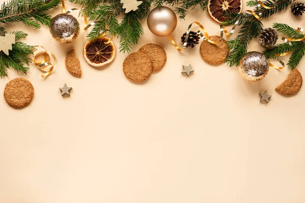 Weihnachten Und Neujahr Urlaub Hintergrund Christbaumzweige Weihnachtskugeln Und Plätzchen Auf — Stockfoto