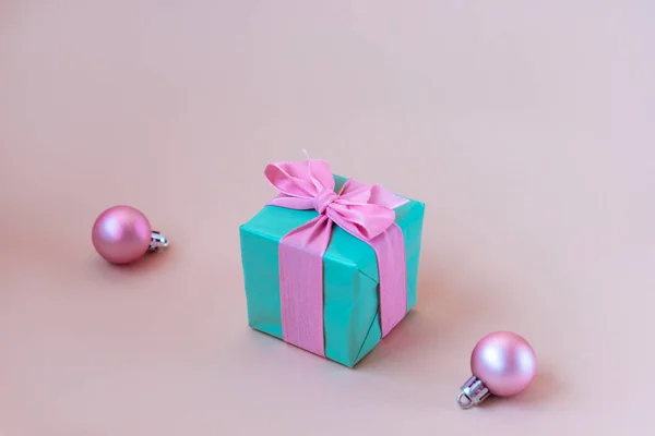 Pembe Fiyonklu Teal Mavisi Hediye Kutusu Bej Arka Planda Noel — Stok fotoğraf