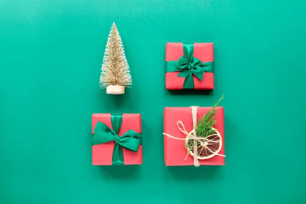 Drei Weihnachtsgeschenke Und Ein Dekorativer Tannenbaum Gepflegten Reihen Auf Grünem — Stockfoto