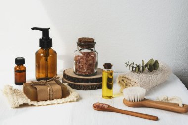 Banyo aksesuarları ve doğal kozmetik ürünleri, Himalaya pembe tuz kavanozu, beyaz arka planda gerekli yağ. Sıfır atık, aromaterapi konsepti.