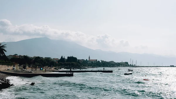 Hermosa vista de la ciudad turística de Orebic, mar y montañas, isla de Peljesac, Croacia — Foto de Stock