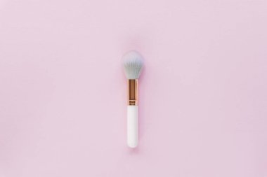 Pembe arka planda makyaj fırçası. Üst manzara, düz uzanma.