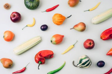 Açık arkaplanda çeşitli taze sebzeler ve meyveler, renkli düz kompozisyon. Şükran Günü, hasat konsepti. Üst görünüm.