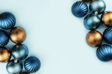 Mavi ve altın sarısı, açık mavi arka planda, fotokopi alanı olan mücevherler. Üst görünüm, düz görünüm, kopyalama alanı.