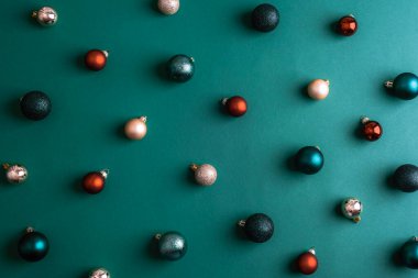 Kırmızı, koyu yeşil ve gümüş Noel topları yeşil arka plan, doku.