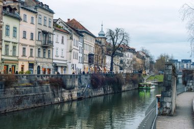 Slovenya 'daki Ljubljana' nın Riverside manzarası sakin kış nehrine yansıyan tarihi binalar.