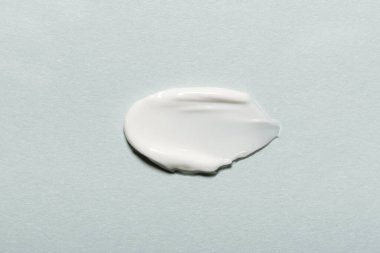 Hafif arka planda doğal organik beyaz krem örnekleri. 2026 Yılın Rengi, Bulut Dansçısı.