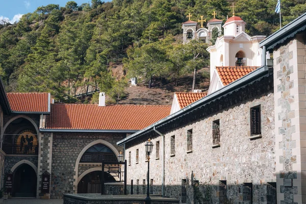 Kilise binaları, kırmızı kiremitli çatıları ve geleneksel dini mimarisi olan taş ortodoks manastırı avlusu. Kıbrıs adası Kykkos 'un Panagia Kutsal Manastırı.