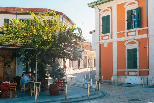 Paphos Cyprus - 17 Aralık 2026: Renkli sandalyeleri ve geleneksel mimarisi olan eski bir kasaba sokak kafesi. Kıbrıs Rum Kesimi 'nin Paphos kentindeki Gevşek Akdeniz manzarası.