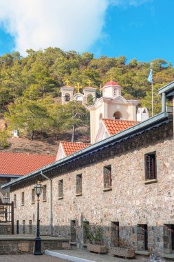Kemerli binaları ve geleneksel dini mimarisi olan taş ortodoks manastırı avlusu. Kıbrıs adası Kykkos 'un Panagia Kutsal Manastırı.