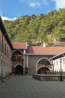 Kemerli binaları ve geleneksel dini mimarisi olan taş ortodoks manastırı avlusu. Kıbrıs adası Kykkos 'un Panagia Kutsal Manastırı.