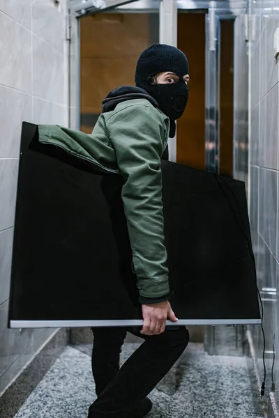 Masked Thief Escaping Stolen Television Building Night — Stock Photo, Image