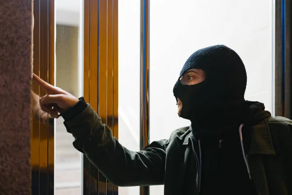 Ladrão Com Máscara Tocando Campainha — Fotografia de Stock
