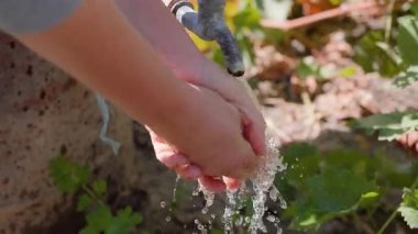 İnsanlar musluktan su içiyorlar, dinamik akışı ve sıçramayı yakalıyorlar, yemyeşil alan sahneleri canlandırıyor tazelik ve canlılık katıyor.