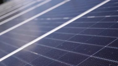 Fotovoltaik hücrelerin detaylı dokularını ve yansıtıcı yüzeylerini gösteren güneş panellerinin yakın çekim dizisi yenilenebilir enerji çözümlerinin önemini vurguluyor