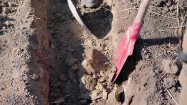 Kazı çalışmalarına yakından bakmak, toprak ve kayaları delip geçen küreği göstermek, kazı ve toprak hareketinin dinamik hareketini vurgulamak,