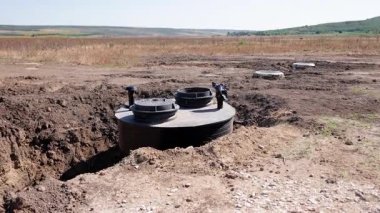 Sıralı çerçeveler, su sistemi kanallarının devam eden genişlemesini, bir inşaat ortamında kanalizasyon altyapısının kazılması ve kurulumunun altını çizmektedir.