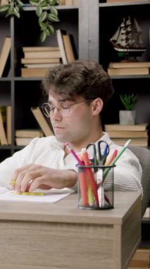 Kızgın ve üzgün çocuk projenin tekrar nasıl başarılı olacağını düşünüyor. Hayal kırıklığına uğramış ve üzgün öğrenci modern bir kütüphanede bir rapor yazıyor. Bilgi araması için internet ve dizüstü bilgisayar kullanıyor.