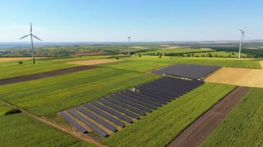 Geniş bir alana yerleştirilen güneş panelleri dizisi, yenilenebilir enerjinin rüzgar türbinleri ve yemyeşil çevreyle bütünleşmesini vurguluyor