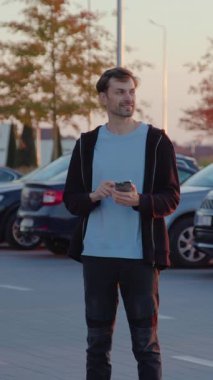 Güzel bir sonbahar gününde açık hava otoparkında kafası karışmış ve korkmuş genç bir adam etrafına bakar ve arabasını nereye park ettiğini bulmak için mobil bir uygulama kullanır. Akıllı teknolojiler