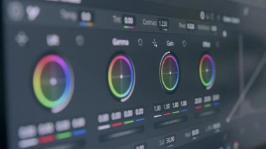 Renk derecelendirme arayüzü canlı renk tekerlerini ve ayarlama kaydırıcılarını göstererek, video görsellerini geliştirmenin titiz sürecini, karmaşık ayrıntıları yakalamada pürüzsüz bir yakınlaşmayla göstermektedir