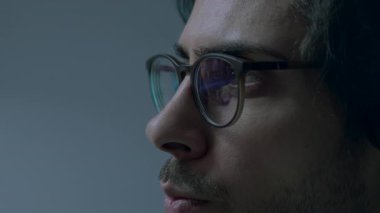 Yakın plan beyaz adam, gözlüklü, havalı mavi stüdyo ışığı, yansıtıcı lensler, ince sakallı.,