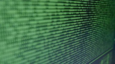 Bilgisayar korsanlarının siber saldırılarını gösteren dijital ekran üzerindeki ikili kodların yakınlaştırılması, verilerin karmaşıklığını ve akışını kademeli olarak vurgulamak.