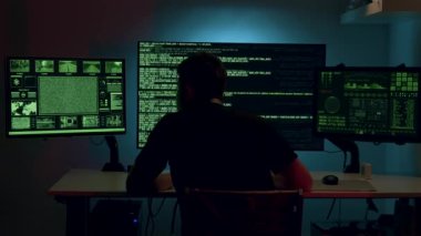 çoklu monitörlü gece çalışma istasyonu siluet adam hata ayıklama kayıtları, yeşil terminal