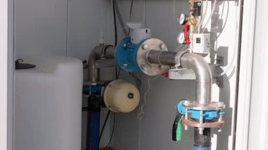 Mavi ve gümüş makineli su pompası sistemi, karmaşık bileşenleri ve operasyonel özellikleri vurguluyor, işlevselliği ve tasarımı gösteriyor, kamera ayrıntıları yakalamak için sorunsuzca hareket ediyor