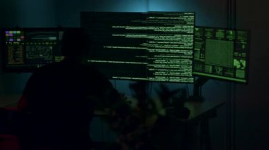 Teknoloji operatörü, verilerle dolu canlı ekranlarla etkileşim halinde olan, ileri teknoloji ve atmosferi gösteren bir fütürist kontrol odasına daldı.