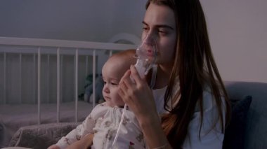 Bir anne, bebeğine solunum tedavisi uyguluyor. Sıcak ve bakımlı bir ortam sunuyor. Kamera, bebeğiyle arasındaki bağlantıya sorunsuzca yakınlaşıyor.