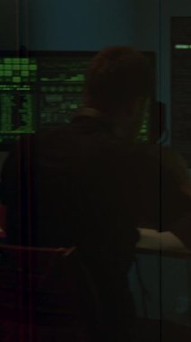 Kendini adamış bir programcı, yeşil metinli birden fazla ekranla çevrili bir kodlama oturumuna katılır. Bu oturum, büyüleyici teknoloji atmosferini ve çalışma akışını gözler önüne serer.