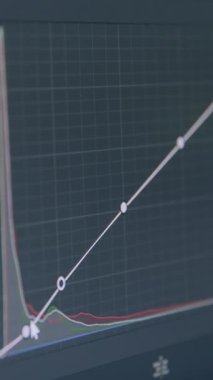 Bir bilgisayar ekranında gösterilen renk derecelendirme süreci, renk ayarları ile ayrıntılı bir grafik görüntüleme, kamera görsel düzenlemedeki karmaşık değişiklikleri ve geliştirmeleri vurgulamak için yakınlaştırır