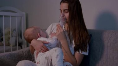 Bir anne sevgi dolu bir şekilde bebeğini içine çekme terapisi sırasında kucağına alır, sakin ve besleyici bir ortam yaratır, paylaşılan deneyimleri yakalamak için pürüzsüz bir zum sağlar.