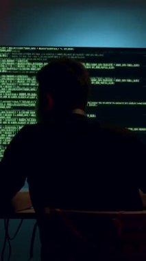 çoklu monitörlü gece çalışma istasyonu siluet adam hata ayıklama kayıtları, yeşil terminal