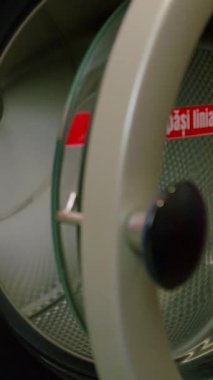 Mavi battaniyeler çamaşır makinesinde yıkılıyor, temizlik sırasında kumaş detaylarını ve dekoratif unsurları vurguluyorlar.