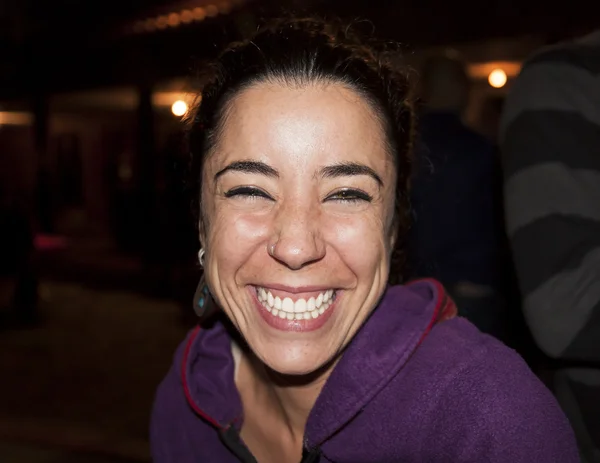 Güzel genç bayan gülüyor.