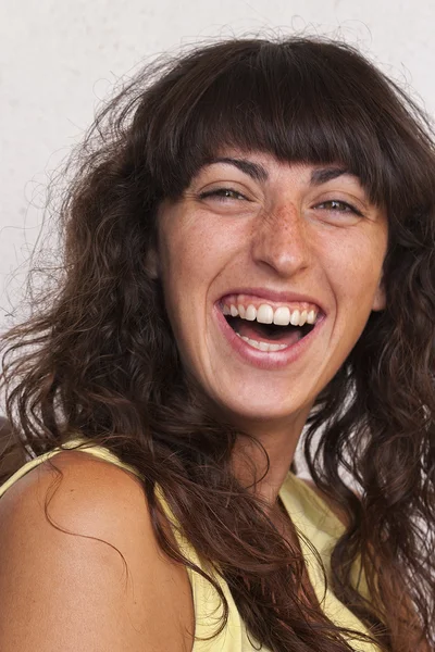 Güzel genç bayan gülüyor.