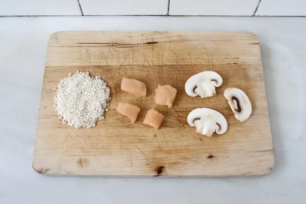 Riso, pollo e funghi sul tavolo di legno — Foto Stock