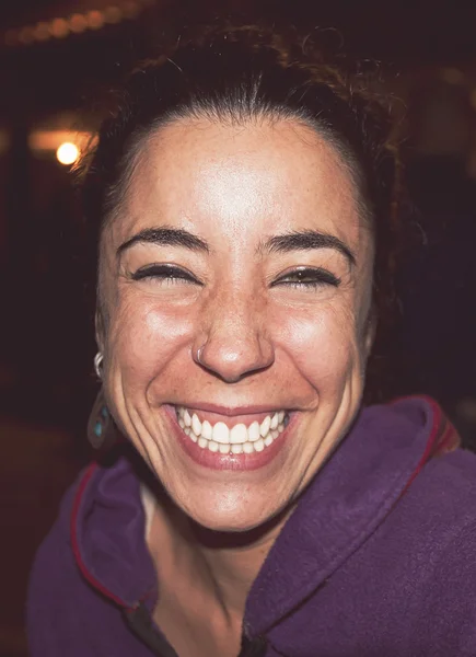 Güzel genç bayan gülüyor.