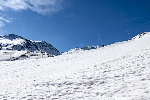 Declive de esqui com fundo de montanhas — Fotografia de Stock