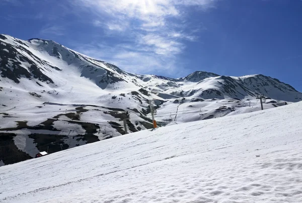 Pista de esquí con fondo de montaña — Foto de Stock