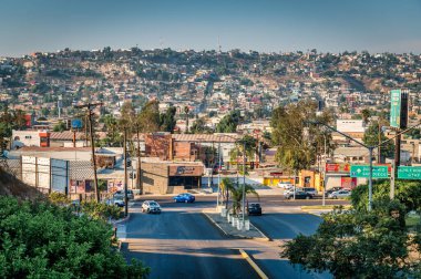 Meksika 'nın yoksul kesiminde tepede binalar var.. 