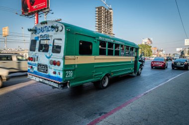 Tijuana, Meksika 'da işlek caddede yeşil toplu taşıma otobüsü. 